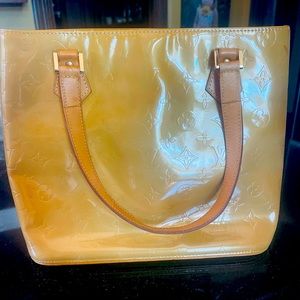 Louis Vuitton vernis Houston. Yellow monogrammed patent leather tote bag.